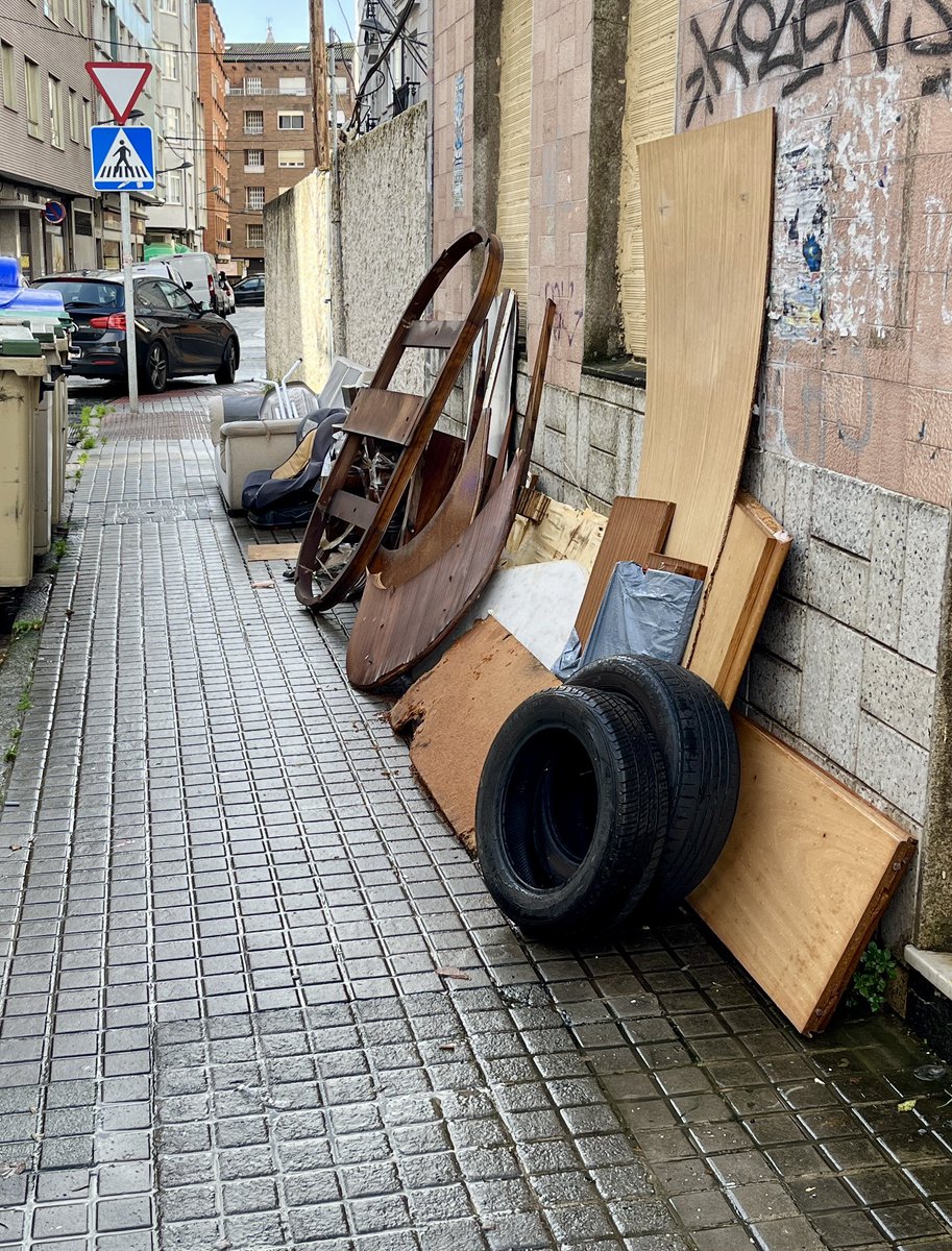 Calle Fajardo.
15 días lleva todo eso ahí.
¿O tenemos un nuevo Punto Limpio en Ferrol y no nos habíamos enterado?

<a href="/urbaser_/">Urbaser</a> <a href="/FerrolOficial/">Concello de Ferrol</a> <a href="/Depucoruna/">Deputación da Coruña</a> <a href="/fempcomunica/">FEMP</a>