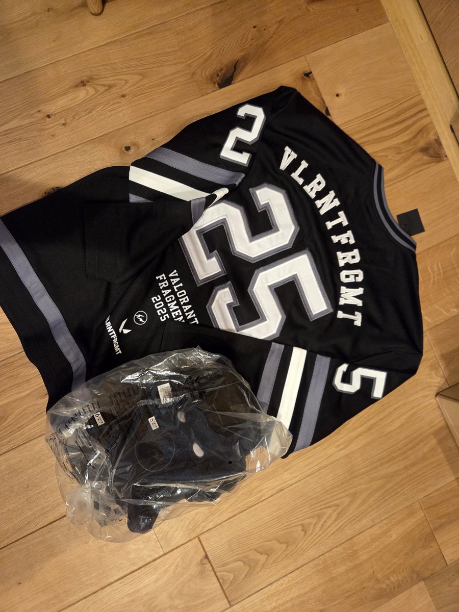 NaoGameRoom's tweet image. 待ってたよ。
2ヶ月かかったよ。
これで俺も現実レディアント🥇

こんな簡単にフラグメント手に入るとは…

#VALORANT 
#fragment #fragmentdesign
#ウィングマン