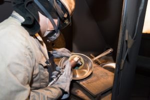 Ptaro_chan's tweet image. 下請け仕事で真っ黒になって働く父親の姿を見て育つ「カッコ悪いなぁ…」
　↓
ホワイトカラーの商社マンを目指し大学受験
　↓
3年連続で受験に失敗。渋々、父親が経営の町工場に就職
　↓
バブル崩壊で仕事激減
　↓
売上の6割を占める大得意先から呼び出され、3割の値下げを突きつけられる！？
　↓…