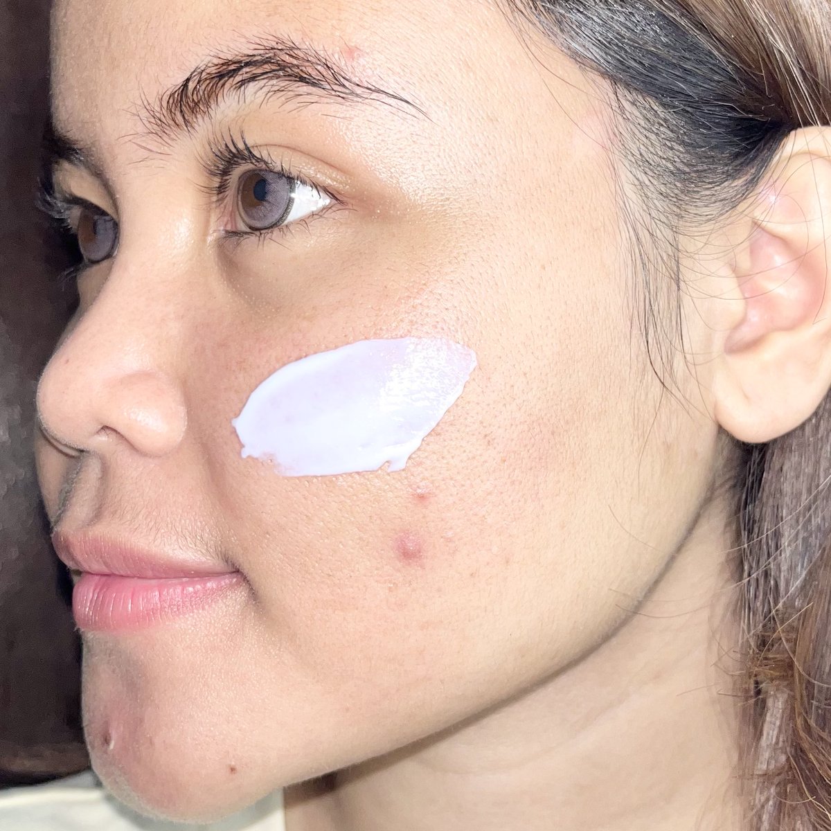 ngga lebay, tapi ni sunscreen beneran ringan bgt dan bikin lembab di kulit aku yang kering kerontang iniii🥹

bener-bener top tier per-sunscreen-an sihhh😭🫶🏻