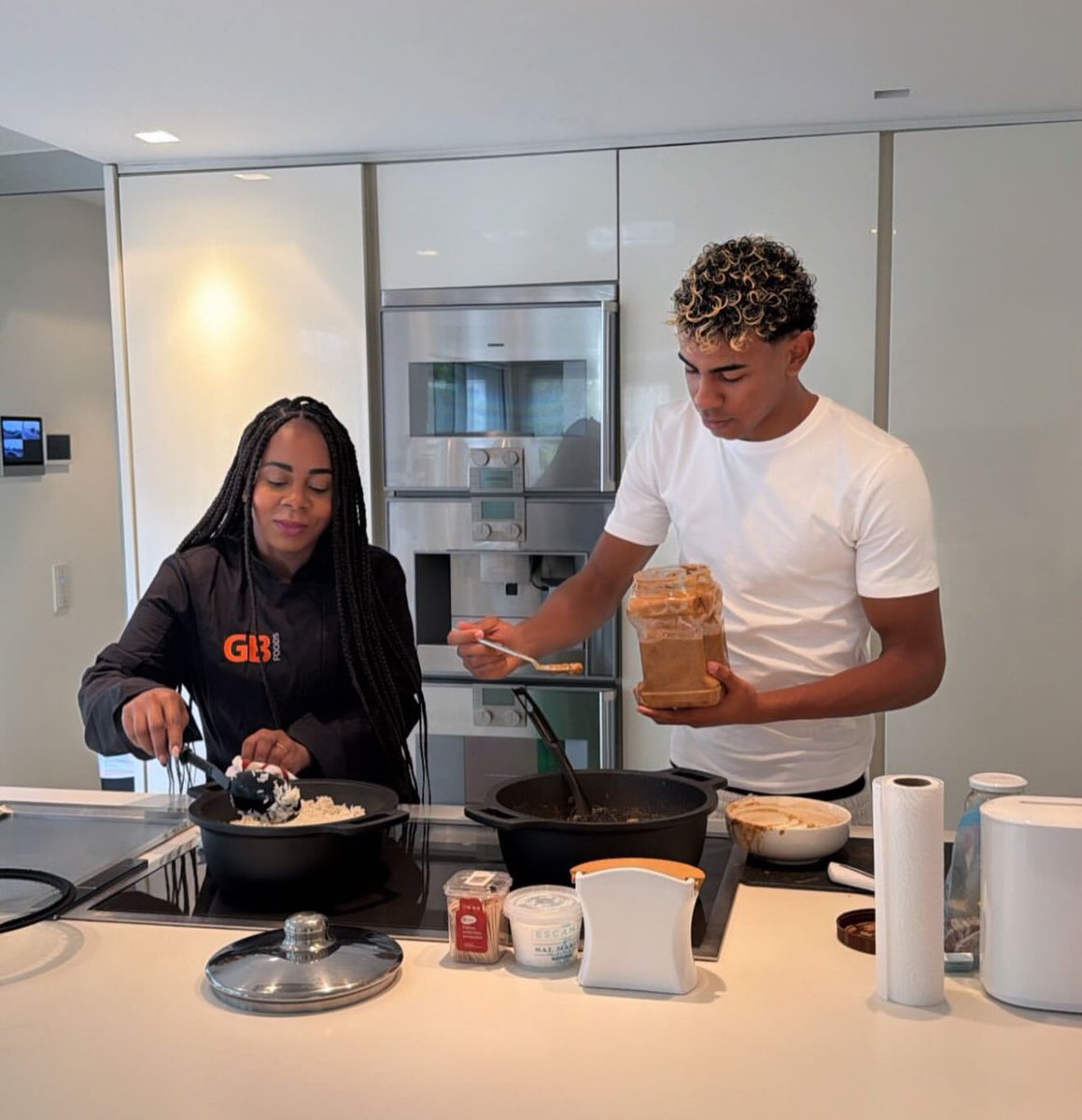 TheDamiForeign's tweet image. Lamine Yamal really likes older women 😂