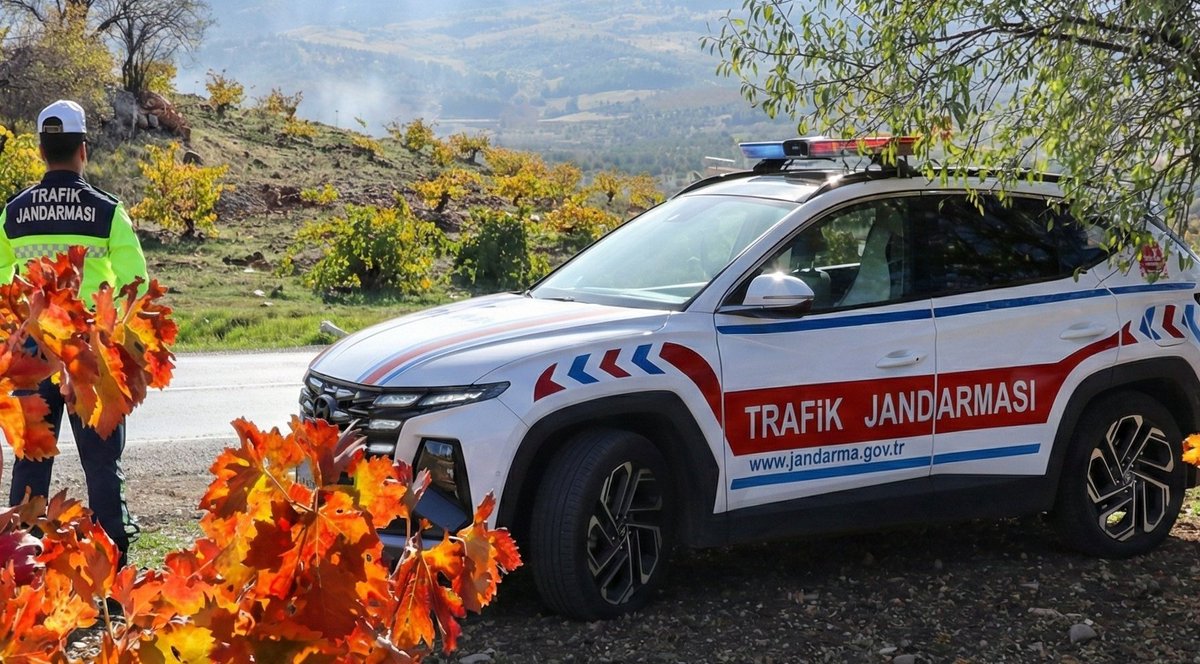 Bartın’da bir trafik jandarması, hatalı park nedeniyle ceza yazdığı sürücünün şehit babası olduğunu öğrenince cezayı kendisi ödedi.