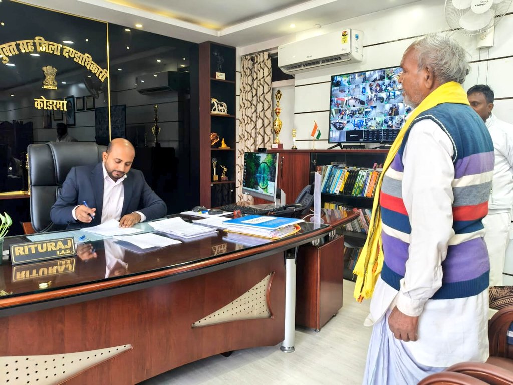 dckoderma's tweet image. कार्यालय प्रकोष्ठ में आयोजित जनता दरबार में आये आमजनों की समस्याओं को क्रमवार तरीके से सुना एवं ऑन स्पॉट कुछ मामलों का निष्पादन किया। साथ ही संबंधित विभागीय पदाधिकारियों को जांच कर अन्य मामलों का त्वरित निष्पादन करने का निर्देश दिया।

@JharkhandCMO @prdjharkhand @IprdKoderma