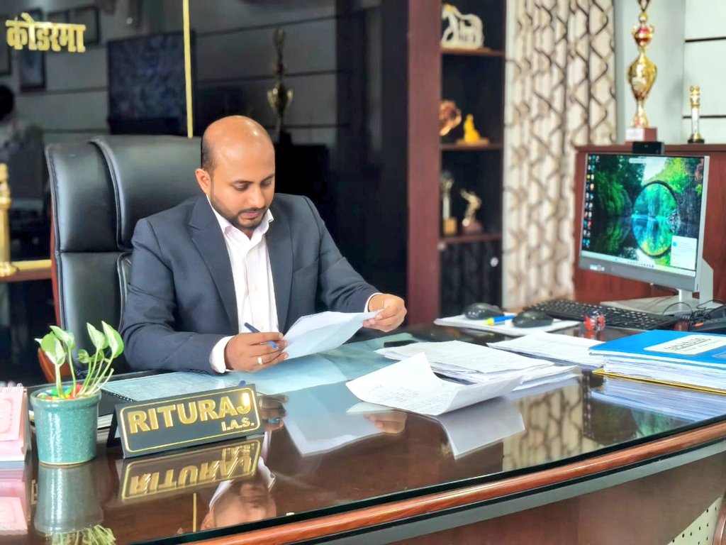 dckoderma's tweet image. कार्यालय प्रकोष्ठ में आयोजित जनता दरबार में आये आमजनों की समस्याओं को क्रमवार तरीके से सुना एवं ऑन स्पॉट कुछ मामलों का निष्पादन किया। साथ ही संबंधित विभागीय पदाधिकारियों को जांच कर अन्य मामलों का त्वरित निष्पादन करने का निर्देश दिया।

@JharkhandCMO @prdjharkhand @IprdKoderma