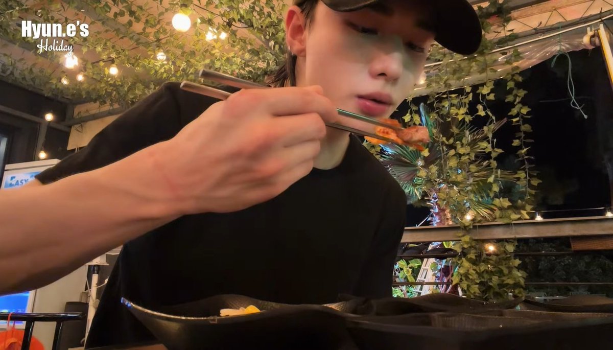 251202 [SKZ VLOG] 현진(Hyunjin) : Hyun.e's Holiday 12
제주 장소 정보 타래

📍사계흑돼지
제주 서귀포시 안덕면 사계로 201 1층

#스키즈장소정보 #현진