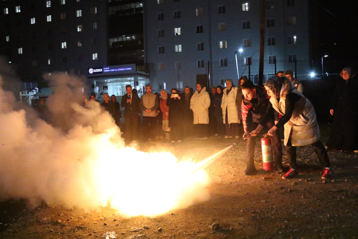 GSB_Cankiri's tweet photo. 🔥GSB Çankırı  Sabiha Anne Kız Öğrenci Yurdu’nda geniş kapsamlı bir yangın tatbikatı gerçekleştirildi.
🔥Kurum yöneticileri, AFAD ekipleri, yurt personeli ve öğrencilerin katıldığı tatbikatta tahliye, yangın söndürme ve acil durum eğitimleri uygulamalı olarak yapıldı. 
@OA_BAK https://t.co/XeEufkgOGe