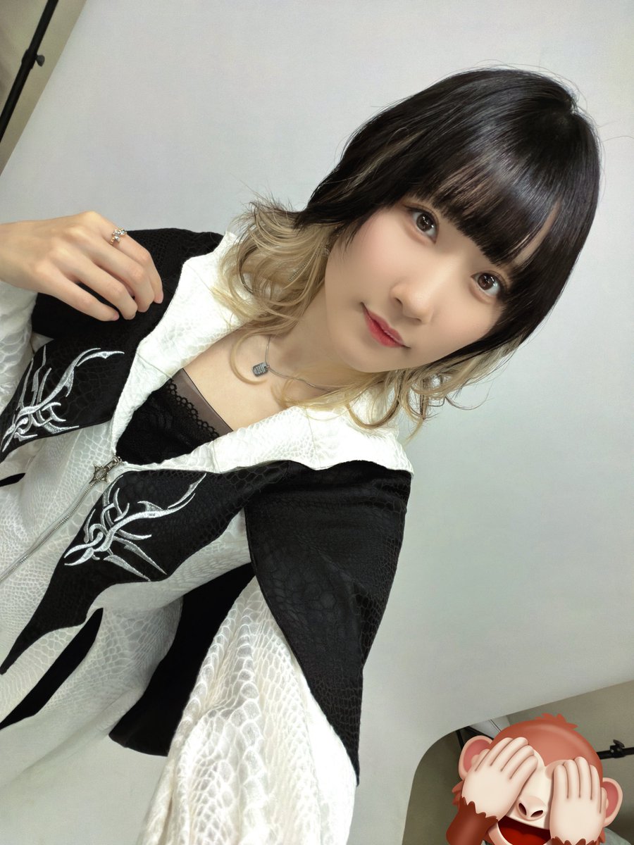 内山はチェキ販売あります！ いろんな道具使って たっっっっっくさん