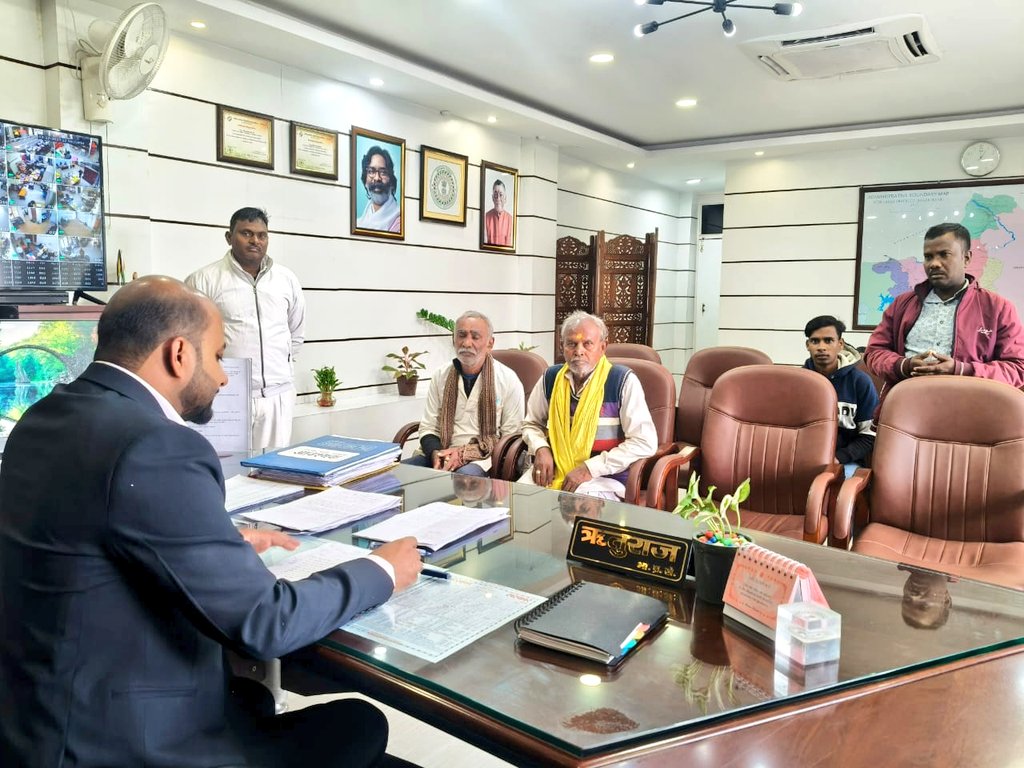 dckoderma's tweet image. कार्यालय प्रकोष्ठ में आयोजित जनता दरबार में आये आमजनों की समस्याओं को क्रमवार तरीके से सुना एवं ऑन स्पॉट कुछ मामलों का निष्पादन किया। साथ ही संबंधित विभागीय पदाधिकारियों को जांच कर अन्य मामलों का त्वरित निष्पादन करने का निर्देश दिया।

@JharkhandCMO @prdjharkhand @IprdKoderma