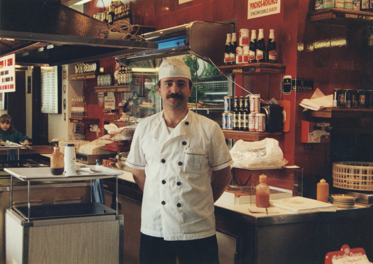 És un tros d’història: bata blanca, bigoti i orgull.
A Casa Vallès, darrere d’un frankfurt sempre hi ha ofici, foc i veritat. Els detalls “vintage” d’ahir són l’essència que mantenim avui.
Som tradició que perdura.

📍 Terrassa · BCN · Badalona
#CasaVallès #ElsDeSempre #DesDe1960