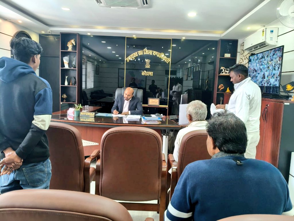 dckoderma's tweet image. कार्यालय प्रकोष्ठ में आयोजित जनता दरबार में आये आमजनों की समस्याओं को क्रमवार तरीके से सुना एवं ऑन स्पॉट कुछ मामलों का निष्पादन किया। साथ ही संबंधित विभागीय पदाधिकारियों को जांच कर अन्य मामलों का त्वरित निष्पादन करने का निर्देश दिया।

@JharkhandCMO @prdjharkhand @IprdKoderma