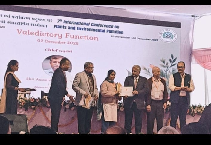 CSIRCIMAP's tweet image. Dr. Disha Mishra, a student of Dr. Puja Khare, got first prize under the theme &quot;Environmental monitoring assessment and remediation&quot; at the 7th International Conference on Plant and Environmental Pollution held at NBRI, Lucknow, from 30th November to 2nd December 2025.…