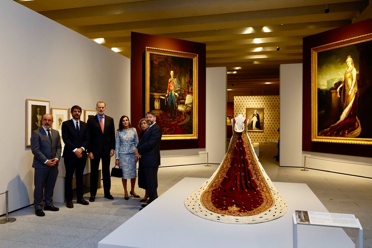 CasaReal's tweet image. Los Reyes han inaugurado la exposición dedicada a la Reina Victoria Eugenia, que se desarrollará del 3 de diciembre al 5 de abril de 2026 en la Galería de las Colecciones Reales del Palacio Real de Madrid.

➡️casareal.es/ES/Actividades…