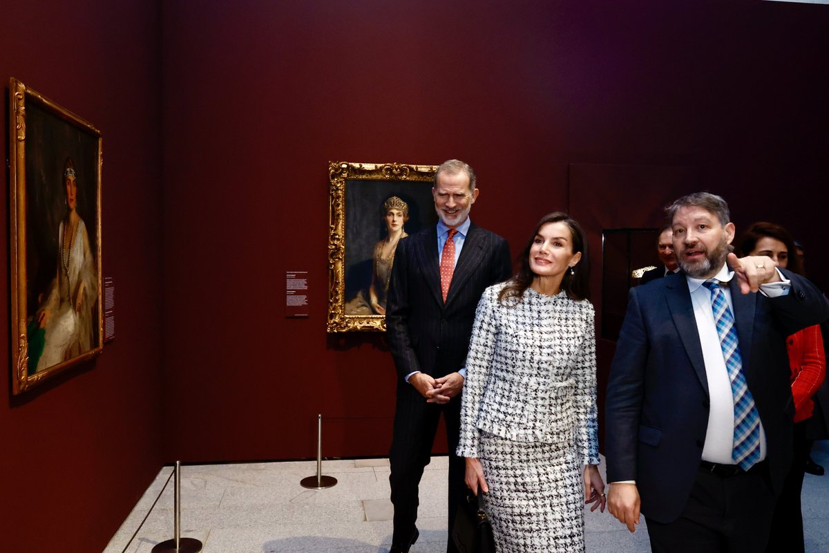CasaReal's tweet image. Los Reyes han inaugurado la exposición dedicada a la Reina Victoria Eugenia, que se desarrollará del 3 de diciembre al 5 de abril de 2026 en la Galería de las Colecciones Reales del Palacio Real de Madrid.

➡️casareal.es/ES/Actividades…