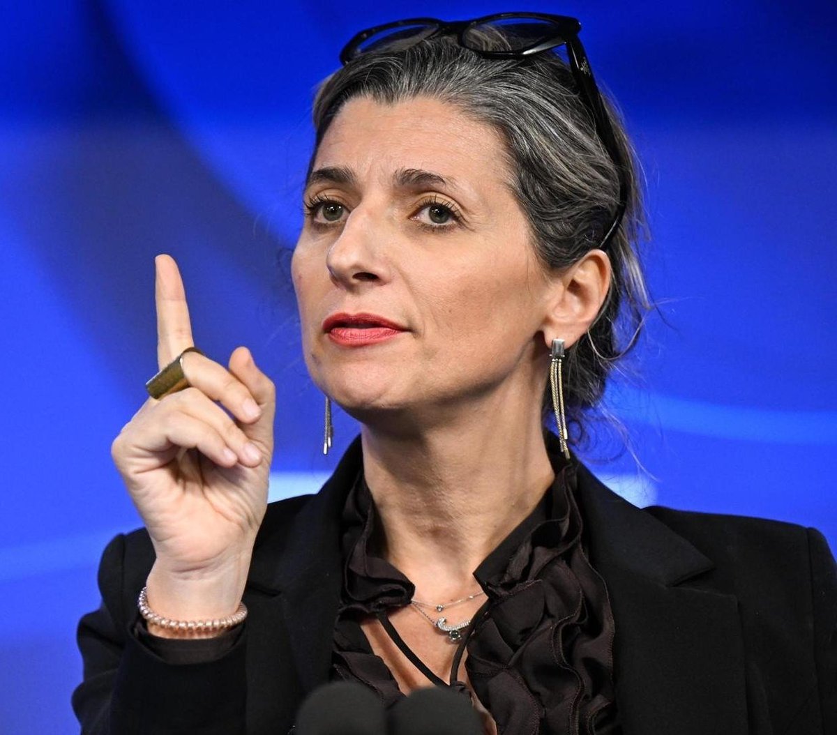 Quell'insopportabile ditino da proctologa del diritto internazionale