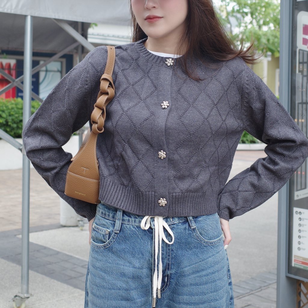 PPIMMYY's tweet image. ขอแปะคาดิแกนที่ใส่กันหนาว ได้ ของ miladi คือเริ่ดมาก เราไปตปท. อากาศเลขตัวเดียว ใส่คู่กับไหมพรม ยังไหวค่า ส่วนตัวอื่นกันได้ประมาณนึงคับ เน้นใส่หน้าหนาวประเทศไทย🥰