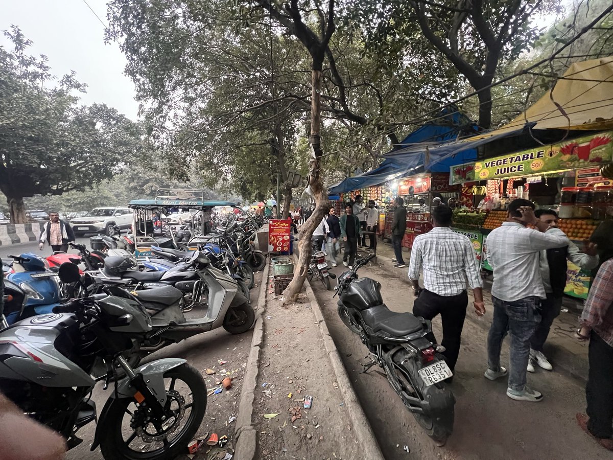 anuragac's tweet photo. @CeoNoida @myogiadityanath @CMOfficeUP The kiosks close to a busy red light near green boulevard/Symbiosis law school sec 62 are a major contributor to traffic nightmare in peak hours as people park their vehicles on road. These should be shifted from here. https://t.co/50hEIgHqx2