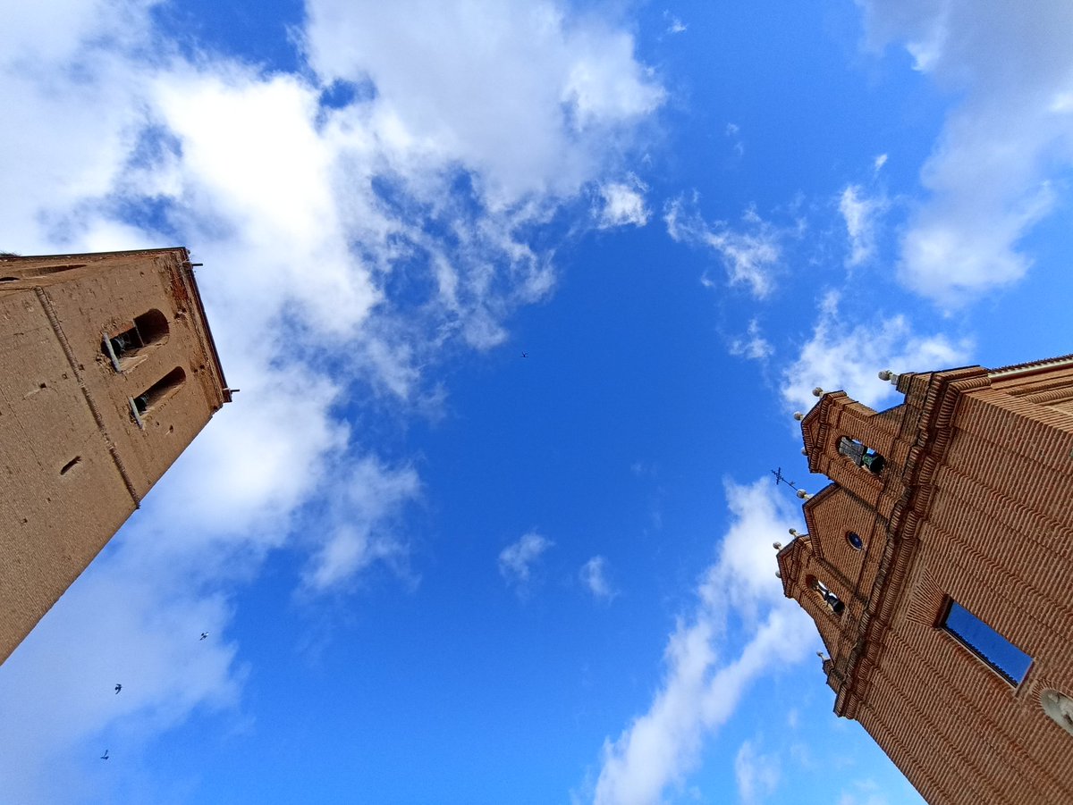 "Entre torres campanario y espadañas". En La Seca, si miras al cielo, te puedes encontrar en una sola mirada dos elementos arquitectónicos tan característicos de nuestro paisaje patrimonial del sur del Duero. Fábrica de ladrillo, siglos XVI, XVI y XVIII.