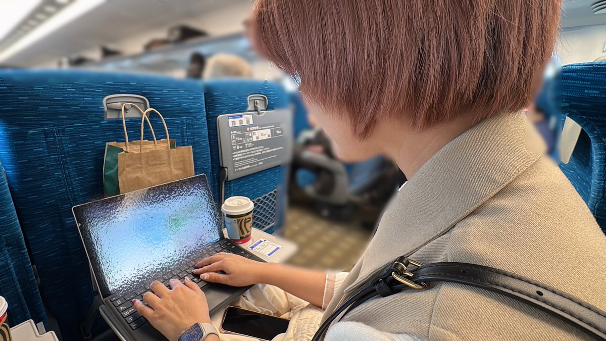 asterisk_honbu's tweet photo. アスタリスクの体力おばけ、うるさん
新幹線の中でも仕事してました。 https://t.co/ipxIaNqtqZ