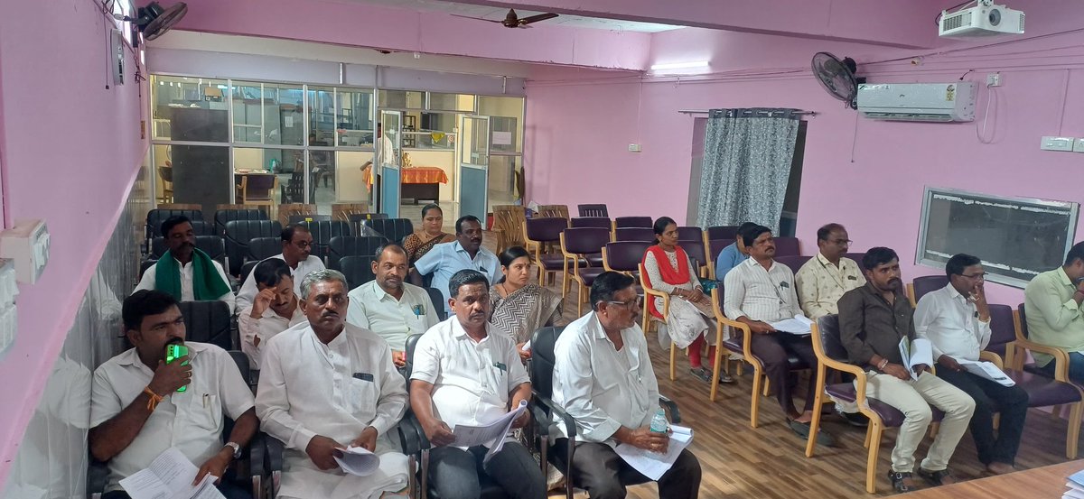 MgnregG's tweet photo. ಗಜೇಂದ್ರಗಡ ತಾಲೂಕ ಪಂಚಾಯತ್ ಚಿಂತನ ಸಭಾಂಗಣದಲ್ಲಿ ಇಂದು ತಾಲೂಕು ಮಟ್ಟದ ಗ್ಯಾರಂಟಿ ಸಮಿತಿಯ ಅಧ್ಯಕ್ಷರ ಅಧ್ಯಕ್ಷತೆಯಲ್ಲಿ ತಾಲೂಕು ಗ್ಯಾರಂಟಿ ಸಮಿತಿಯ ಪ್ರಗತಿ ಪರಿಶೀಲನಾ ಸಭೆ ನಡೆಯಿತು. https://t.co/Kq7Ale5rGj