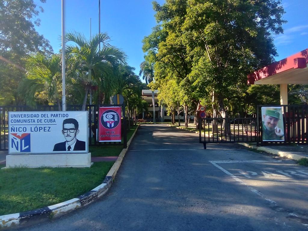 El 2 de diciembre de 1960 es la fecha de fundación de las Escuelas de Instrucción Revolucionaria, devenidas en nuestra <a href="/UniversidadPCC/">Universidad del PCC Ñico López</a> "Ñico López", con sus facultades y escuelas. ¡Muchas felicidades a todos sus trabajadores! #UnPuebloEnRevolución.