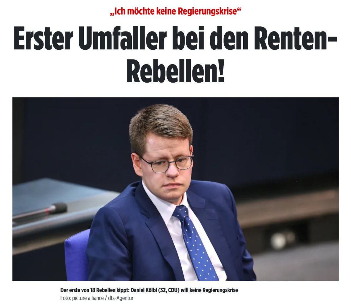 Daniel Kölbl (32, CDU) der erste Umfaller der "jungen Rebellen" - verständlich.

Ein Master of Science in "Global Governance" befähigt halt zum idealen Seifenbücker.

Wäre der Kleine doch lieber bei der Hamburger Sparkasse hinterm Schalter geblieben.