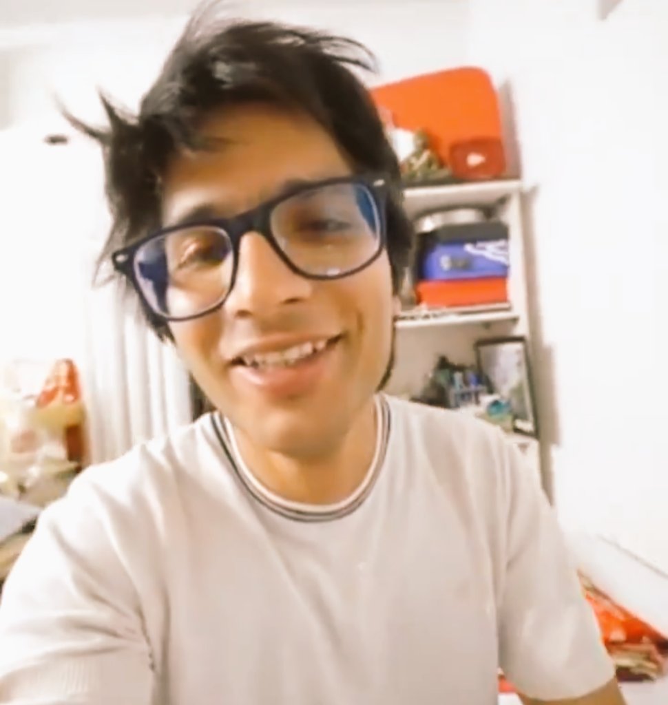 सौरभ जोशी कुछ दिन पहले अपनी प्रेमिका का चेहरा छुपाकर लोगों को सस्पेंस बेच रहे थे,

और अब नए घर में लगी चूल्हे की आग को ही सीधा यूट्यूब का मसाला बना दिया है।

वीडियो पर 50 लाख से ज़्यादा व्यूज़ मिले हैं, मतलब कि आग भी बुझी और डॉलर भी खूब बरसे!

अब तो लगता है अगर कंटेंट की कमी हो