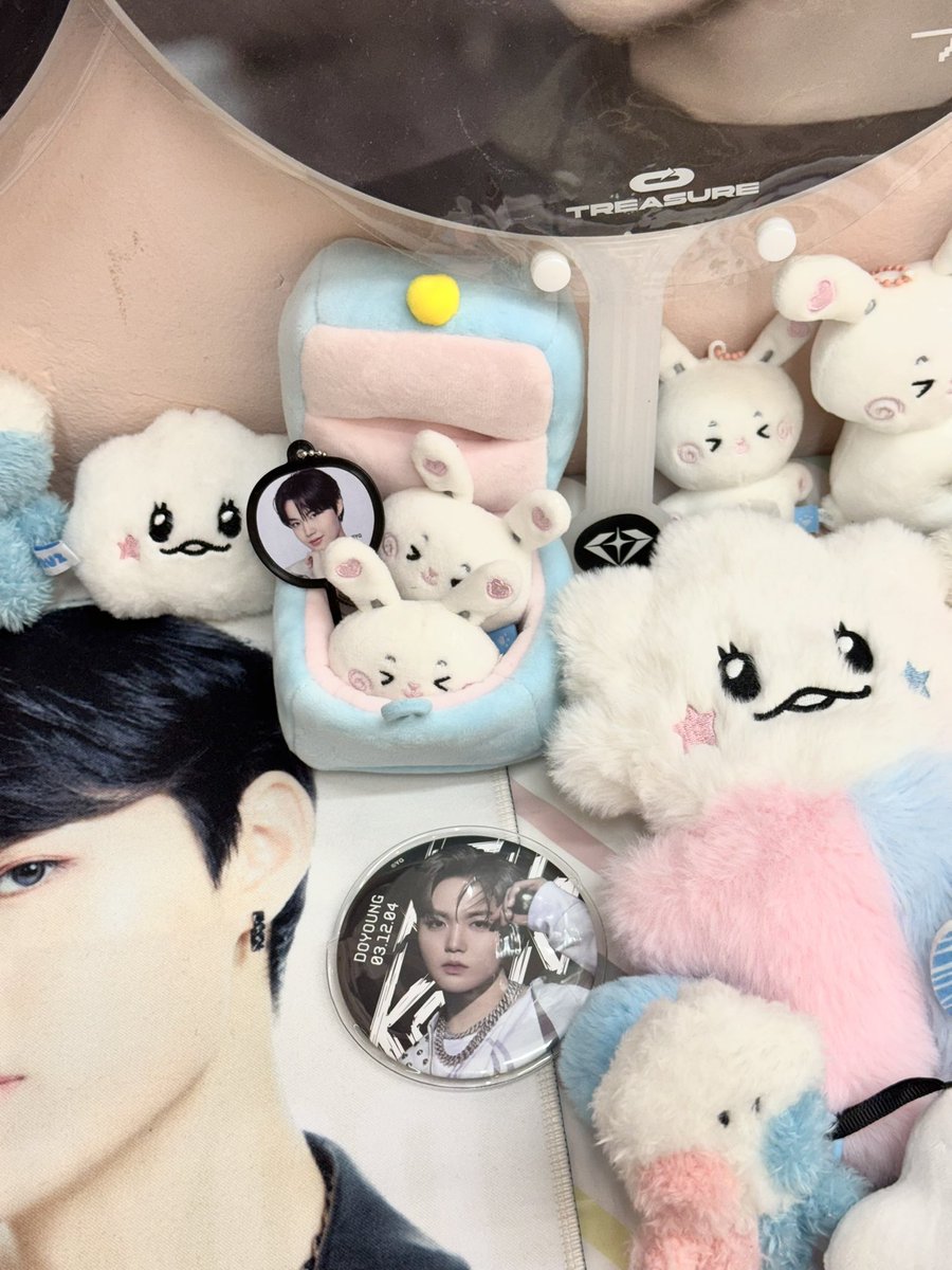 💝내일 도영 생카 이벤트 오픈🎉

⚠️입장시 1인 1주문 부탁드립니다.

1️⃣음료 1잔 주문 →  기본 특전 1개
2️⃣5,000원 이상 디저트 주문 →  기본 특전 1개
3️⃣세트 메뉴 1개 → 기본 특전 1개 + 뽑기 1회
(뽑기 선물: LOVE PULSE ALBUM/DOYOUNG-sporty ver. / 말랑 뱃지)

📍CAFE 스이츠
🐰25.12.03 -