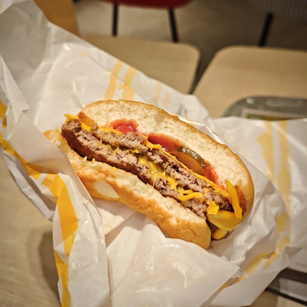 莫得牛蘑王，含泪吃双层吉士，呜呜呜