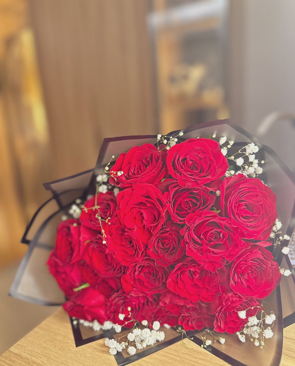 "خليكِ مَعَ الشّخْص اللِّي قِيمتکْ بَاينَة فِي عيونِه".✨♥️🌍