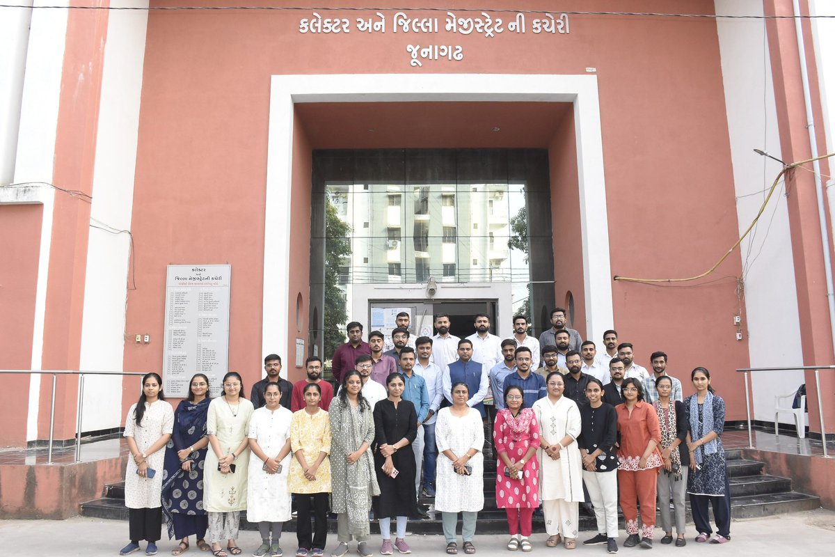 ગુજરાત ગૌણ સેવા પસંદગી મંડળ, ગાંધીનગર દ્વારા ક્લાર્ક સંવર્ગની સ્પર્ધાત્મક પરીક્ષાથી પસંદ થયેલ ઉમેદવારોની આજરોજ જૂનાગઢ જિલ્લામાં નિયમિત નિમણુંક કરવામાં આવી. 
નવા ક્લાર્કશ્રીઓને અભિનંદન પાઠવી મહેસૂલી પરિવારમાં આવકાર્યા..💐💐

<a href="/CMOGuj/">CMO Gujarat</a> <a href="/sanghaviharsh/">Harsh Sanghavi</a> <a href="/drpradyumanvaja/">Dr Pradyuman Vaja</a> <a href="/JayantiRavi/">Jayanti Ravi</a>