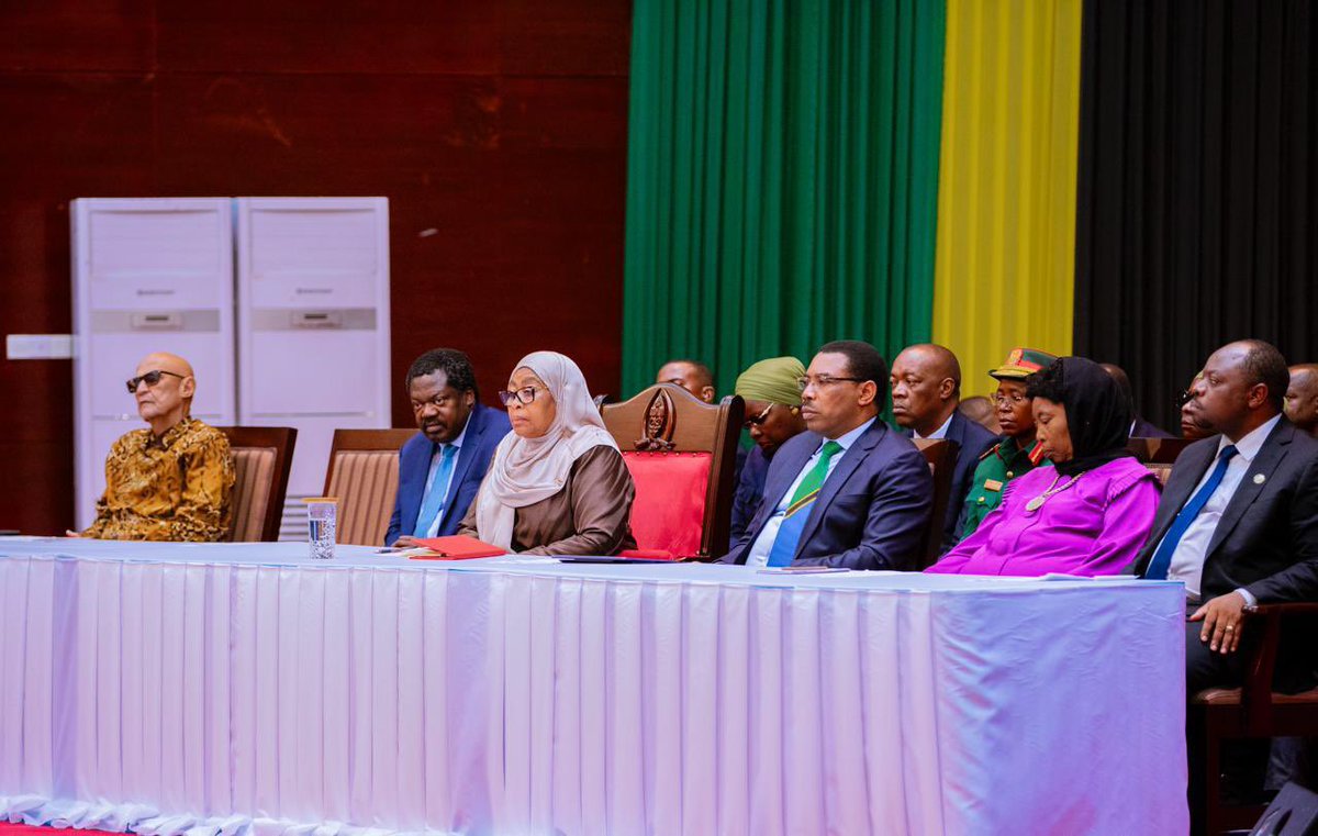 Mercy_Simba's tweet photo. Rais wa Jamhuri ya Muungano wa Tanzania Mhe. Dkt. Samia Suluhu Hassan akiwa na viongozi mbalimbali kabla ya kuzungumza na Wazee wa Mkoa wa Dar es Salaam katika Kituo cha Mikutano cha Kimataifa cha Julius Nyerere (JNICC), Jijini Dar es Salaam tarehe 02 Desemba, 2025. https://t.co/j4fxsyKq69