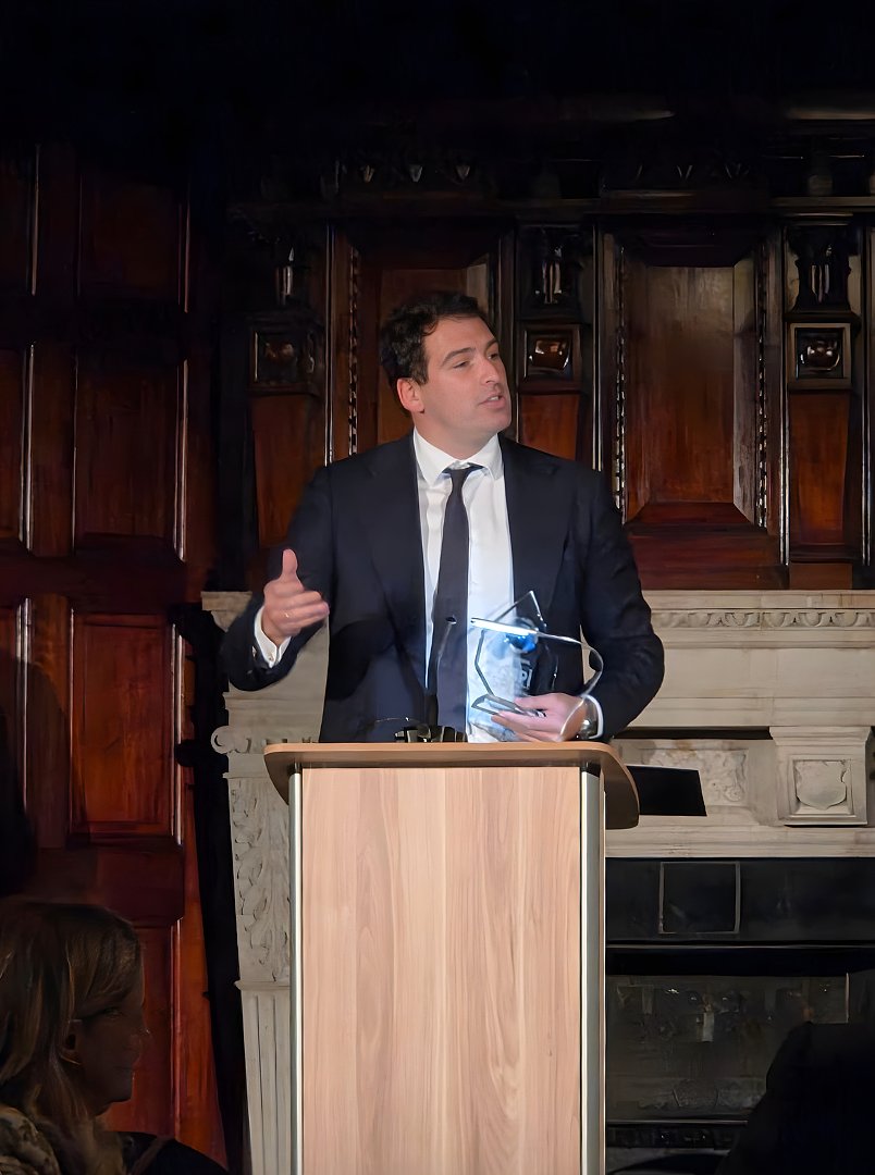 🌍✨ Honoured to receive the Better Satellite World Award from SSPI for CleanRF yesterday in London. Our CEO, Alvaro Sanchez, accepted the award on stage, accompanied by our UK Director, Howard Farr. Grateful to our team, partners, customers and SSPI for this recognition.