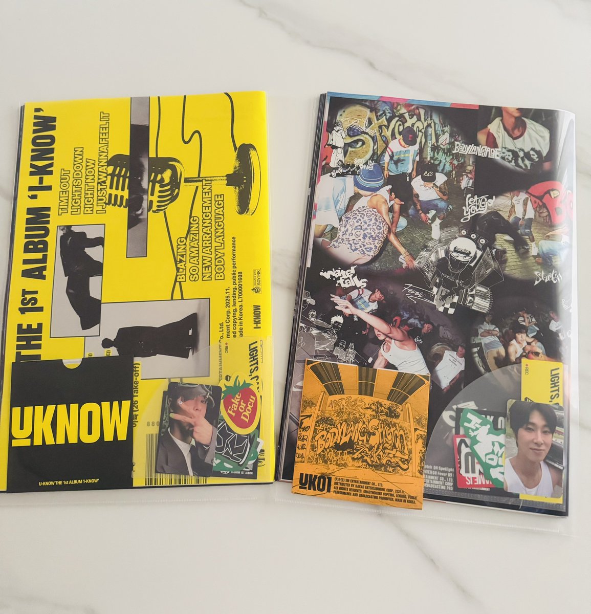 U2K4U2K6's tweet image. タブロイドver.のいい保管方法はないかなと行き着いた先がこれ。A3クリアファイルの横を少しカットして、ポロポロ落ちるステッカーを貼れるポケットに収納✨️

#유노윤호 #UKNOW #ユンホ
#IKNOW #UKNOW_IKNOW