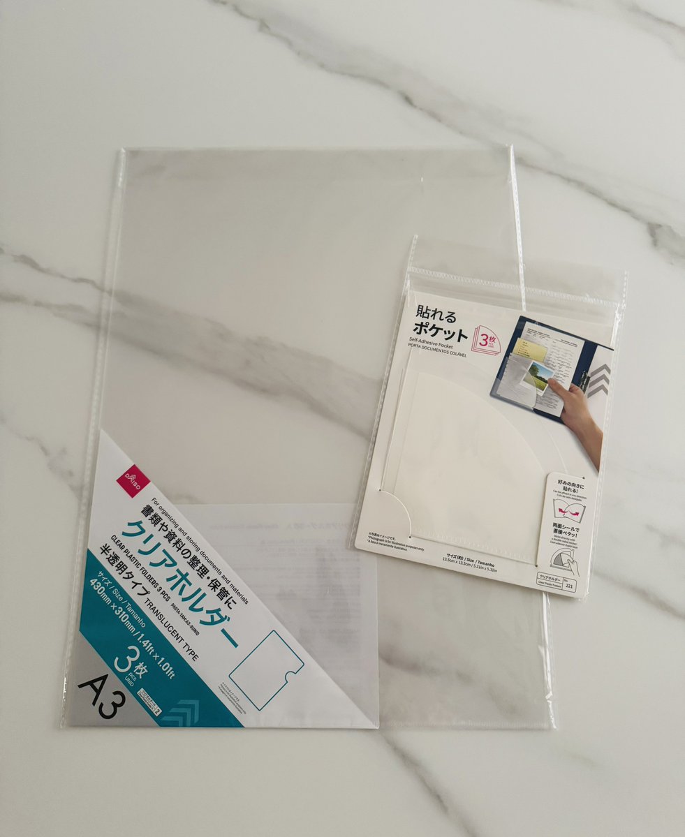 U2K4U2K6's tweet image. タブロイドver.のいい保管方法はないかなと行き着いた先がこれ。A3クリアファイルの横を少しカットして、ポロポロ落ちるステッカーを貼れるポケットに収納✨️

#유노윤호 #UKNOW #ユンホ
#IKNOW #UKNOW_IKNOW