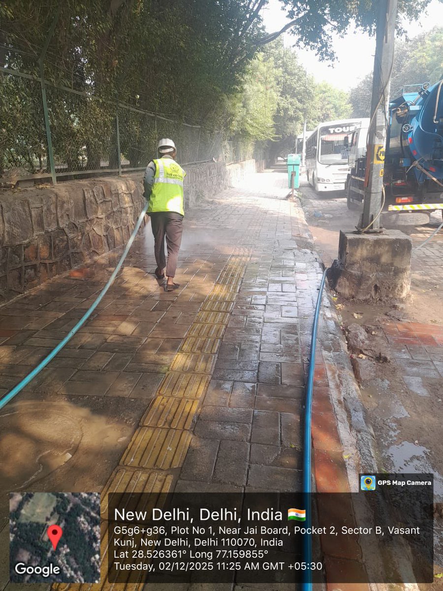 DCSOUTHZONE's tweet image. “Footpaths cleaned with high-pressure jet machines to keep dust levels low and reduce air pollution. Cleaner walkways, cleaner Delhi. 🌿🚿 #CleanDelhi #AirPollutionControl #MCD”