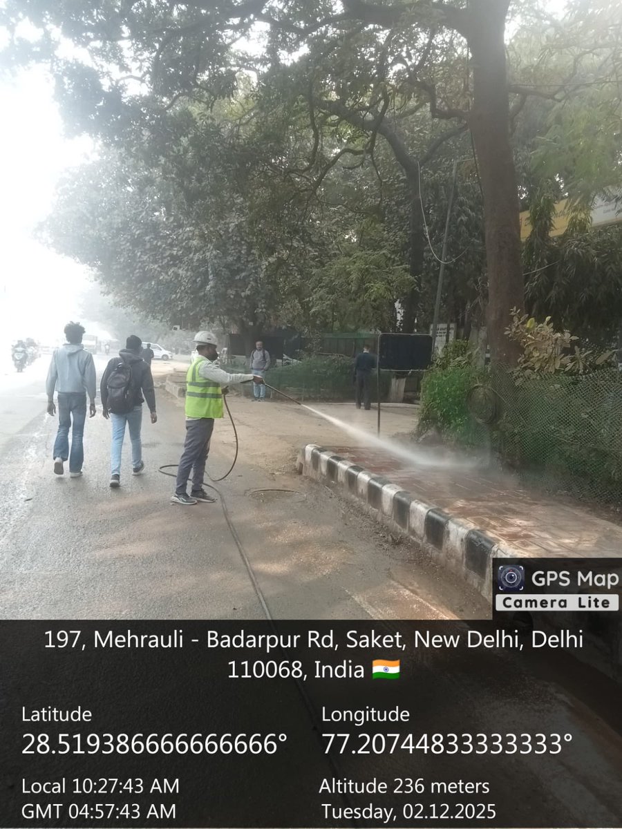 DCSOUTHZONE's tweet image. “Footpaths cleaned with high-pressure jet machines to keep dust levels low and reduce air pollution. Cleaner walkways, cleaner Delhi. 🌿🚿 #CleanDelhi #AirPollutionControl #MCD”