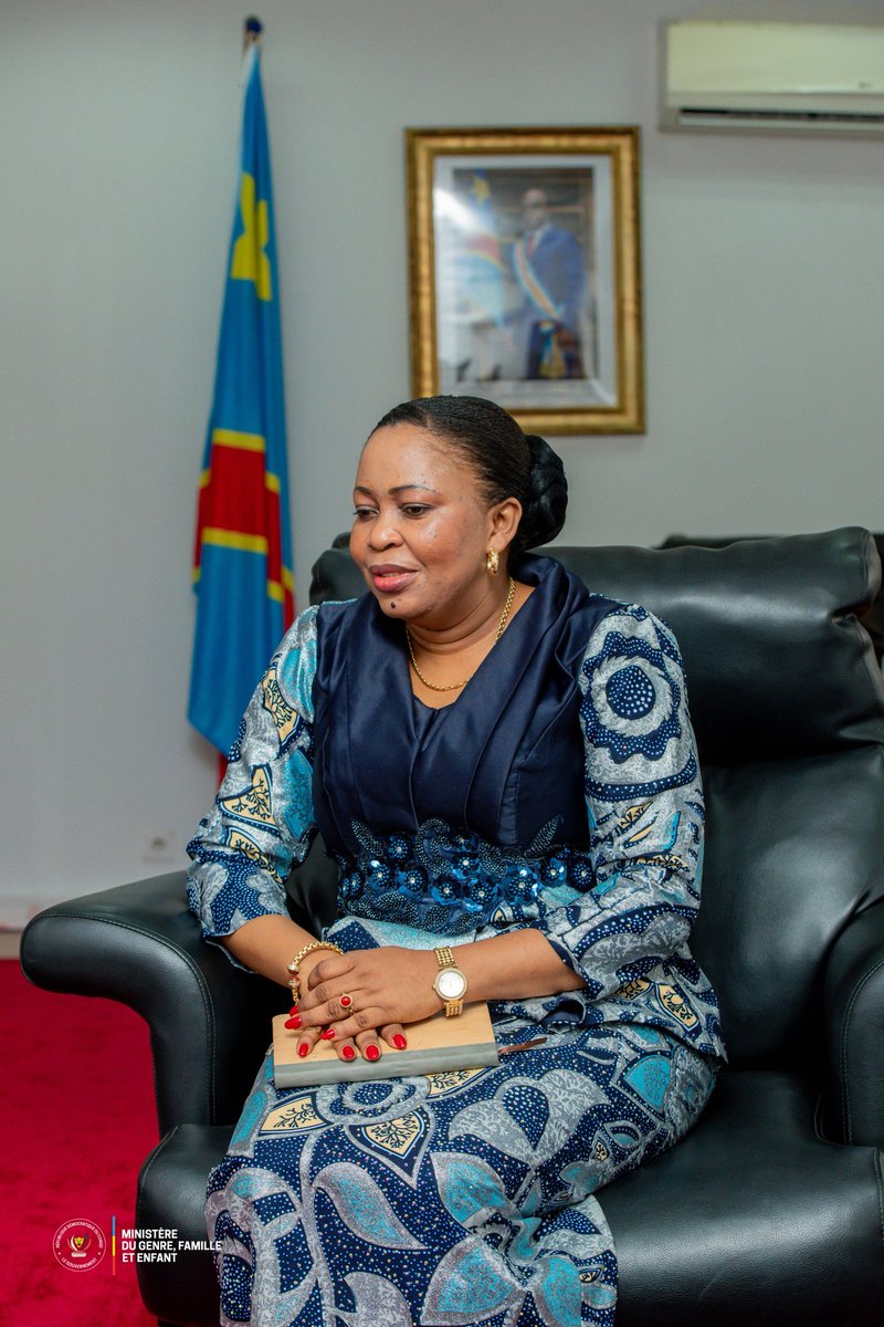 GenreRDC's tweet photo. RDC–Espagne : @MichelineOMbae renforce la coopération pour accélérer la promotion de l’égalité des genres

Cellcom/Ministère GFE 
Kinshasa, 02 décembre 2025

L’ambassadrice d’Espagne en République démocratique du Congo, Carmen Díez Orejas, a été reçue ce mardi par la ministre du Genre, Famille et Enfant, @MichelineOMbae Kalama, lors d’une audience consacrée au renforcement de la coopération bilatérale en matière de protection des femmes et des enfants.

À l’issue de l’entretien, la diplomate espagnole a salué « l’intérêt de l’Espagne d’accompagner le gouvernement congolais dans la protection de la femme et de l’enfant », rappelant que l’égalité des genres et la défense des droits des mineurs demeurent une priorité du gouvernement espagnol.

« Durant les dernières années, l’Ambassade d’Espagne en RDC a travaillé étroitement avec les ministres précédentes. Je suis venue réaffirmer à Madame la Ministre ma pleine disposition à poursuivre cet effort commun pour promouvoir l’égalité des genres », a-t-elle déclaré.

Mme Díez Orejas a également souligné que la volonté de son pays de s’investir davantage s’inscrit dans la vision du Président de la République, tout en précisant que l’Espagne souhaite accompagner les actions de Mme @MichelineOMbae Kalama, nouvellement engagée dans la mise en œuvre de politiques publiques ambitieuses en faveur des droits des femmes et des enfants.

« Mon pays croit profondément en cette égalité, ce qui se reflète d’ailleurs dans la présence d’une femme ambassadrice accréditée en RDC », a-t-elle conclu.

Cette audience ouvre la voie à un renforcement du partenariat entre Kinshasa et Madrid autour des axes prioritaires du ministère : autonomisation des femmes, protection de l’enfant et promotion de l’égalité des genres.
@Presidence_RDC 
@PrimatureRDC 
@UEenRDC