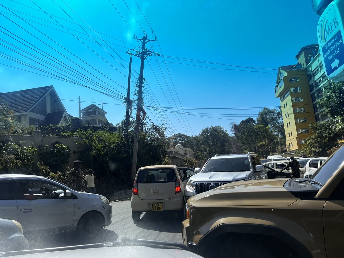 KOhawa's tweet image. Really silly traffic jam on milimani road. Turns out statehouse road is inaccessible🤦🏾‍♀️
Anyone know why??