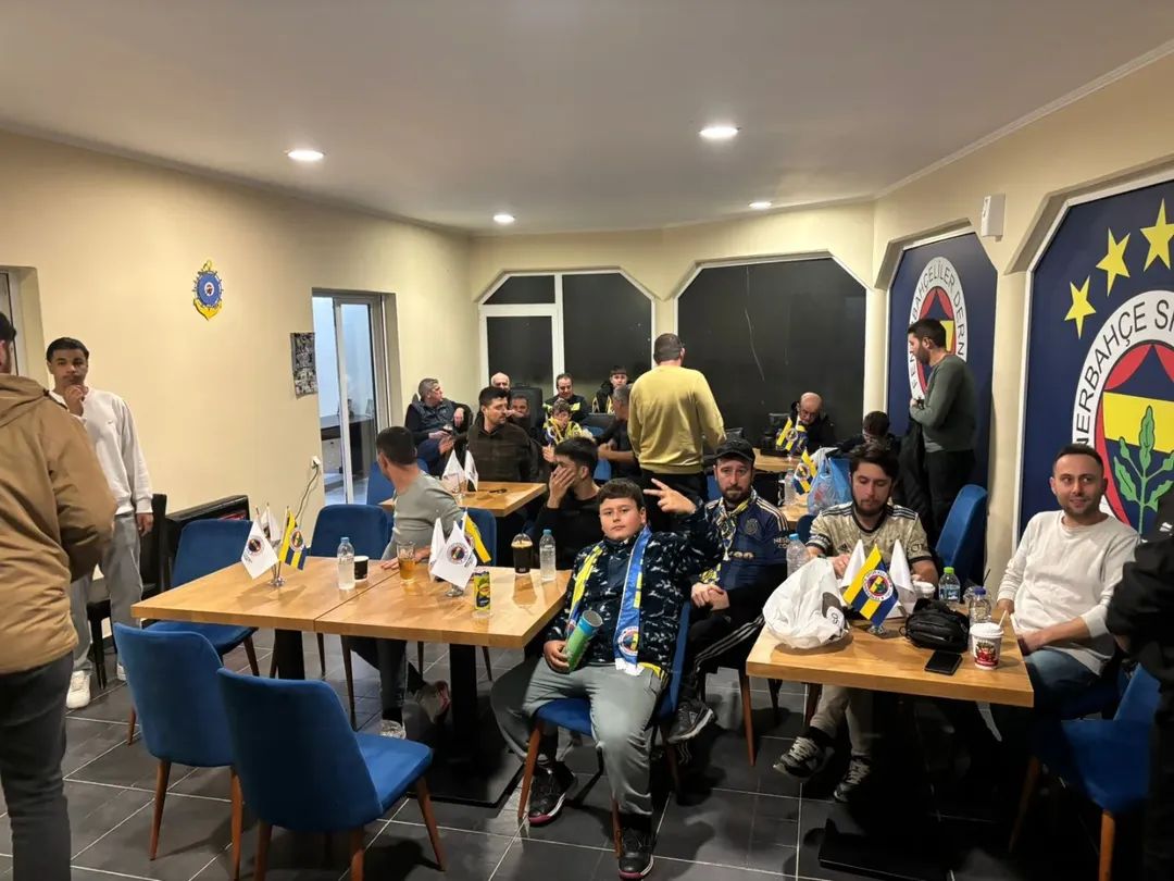 Derbiyi derneğimizin alt ve üst katları tamamen dolu bir şekilde izledik.
Bahçemizin park alanını genişletmemize rağmen, araçların bahçe dışına taşmasından dolayı üyelerimizden özür dileriz.