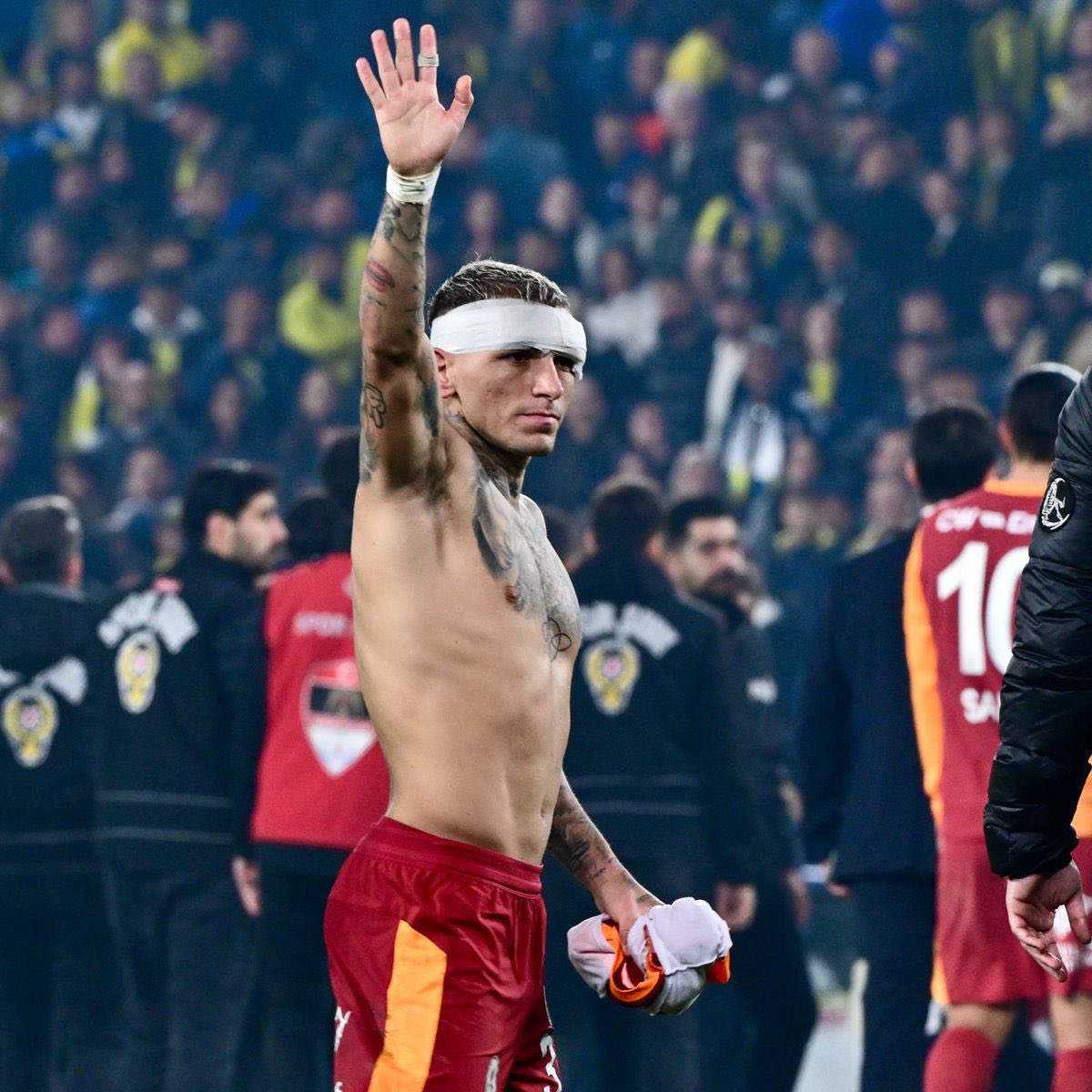 samiyenhaberrr's tweet image. “Formanın önündeki arma için oynarsan arkasındaki ismin hep hatırlanır.”