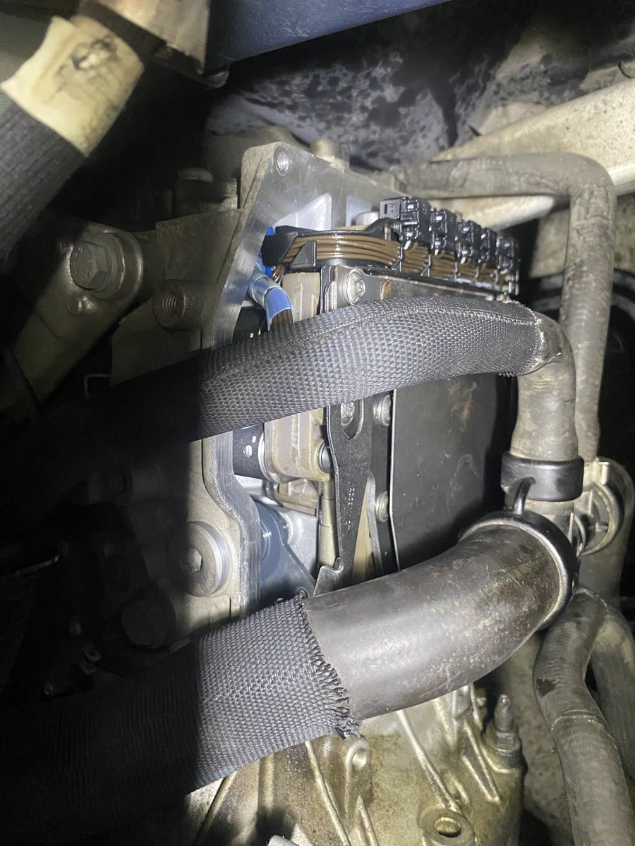 またしてもAL4！
でも本体がーと言うより基本ソレノイドかバルブボディだし、整備しやすいから悪いミッションではないのかもなー

強いて言えばATFの入れ口がドM整備士用かなぁ‥俺はバールで邪魔してるのクイっとまげちゃう！