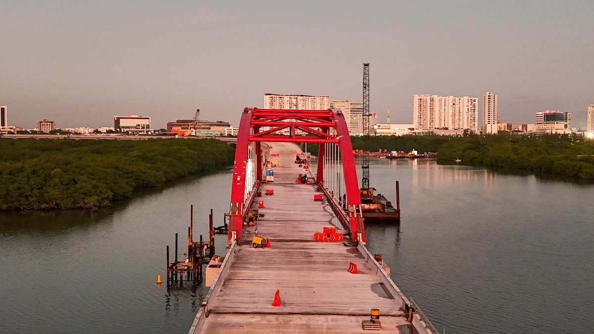 Amanecemos en #Cancún con una espectacular imagen del Puente Vehicular Nichupté, el puente más grande que se construye actualmente en América Latina. 🌉🇲🇽
Una obra icónica de la ingeniería mexicana que registra ya más del 90% de avance.

Con 11.2 km de longitud y un imponente