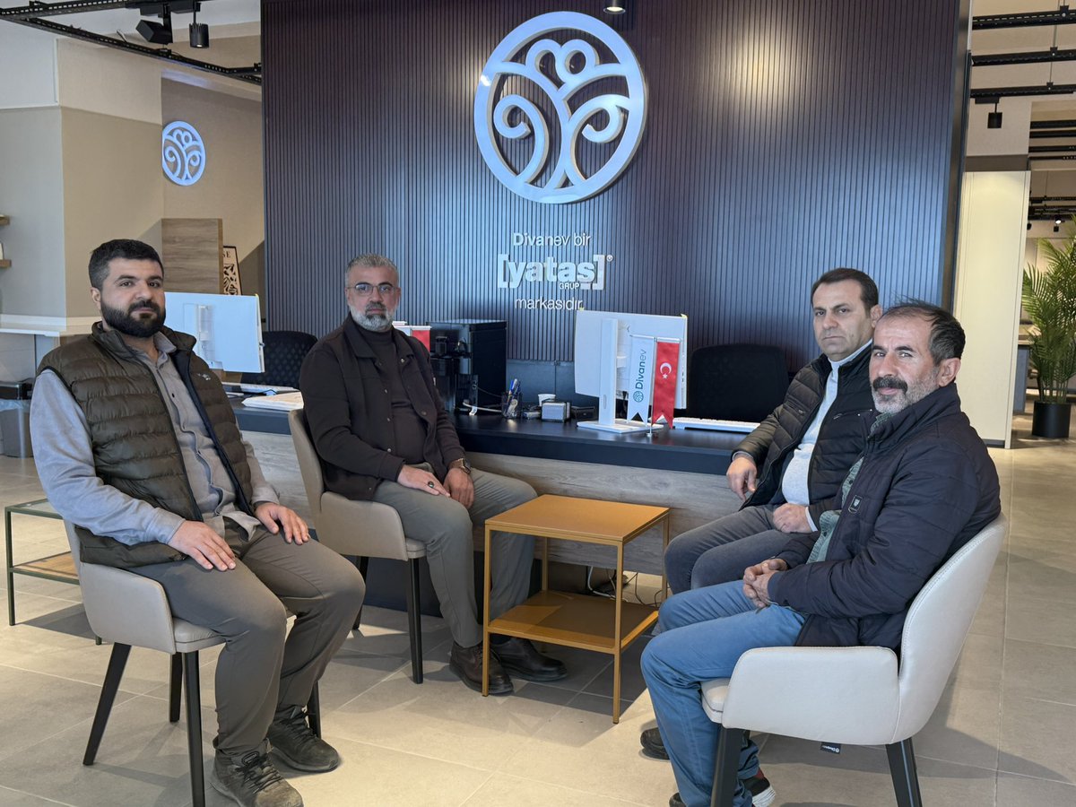 yusufaslan_02's tweet image. Ak Yol Derneği yönetimi olarak, ilçemizde yeni hizmete açılan Divanevin’in sahibi Sn. İbrahim Halil Tunçmen’i ziyaret ettik. Kendilerine hayırlı ve bereketli kazançlar diliyoruz.