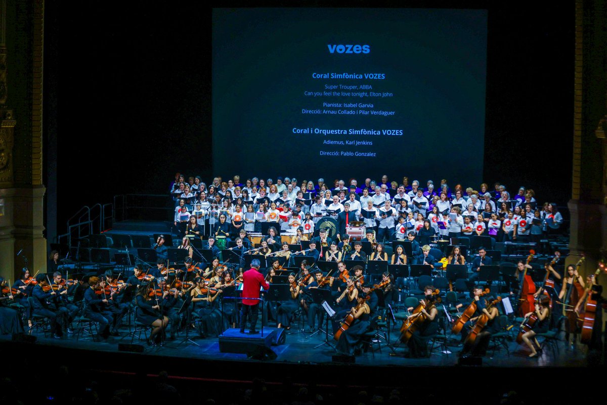 🎻 Celebrar el 21è aniversari de #VOZES al Liceu no va ser només assistir a un concert: va ser presenciar com la cultura transforma, obre portes i canvia vides.

🎶 La música té un poder que no té res més: educa la mirada, el pensament crític i l’autoestima. I quan arriba als