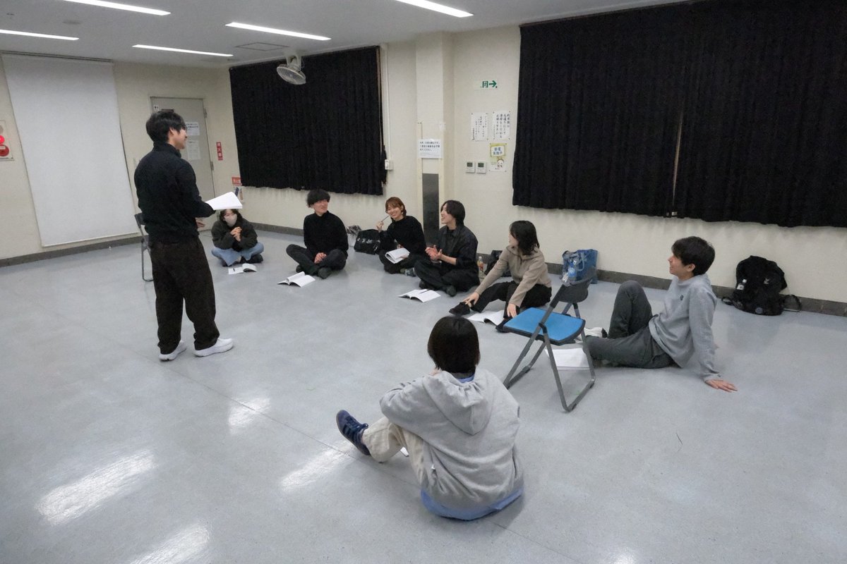 [ 1202┊︎ワークショップ② ]

8月は、1回目のワークショップを経て助野が執筆した『モダリティ』初稿をみんなで読み合わせしてみました。
初稿を読んで感じたこと、考えたことを共有し、それを第2稿以降に反映させて戯曲が完成しました。