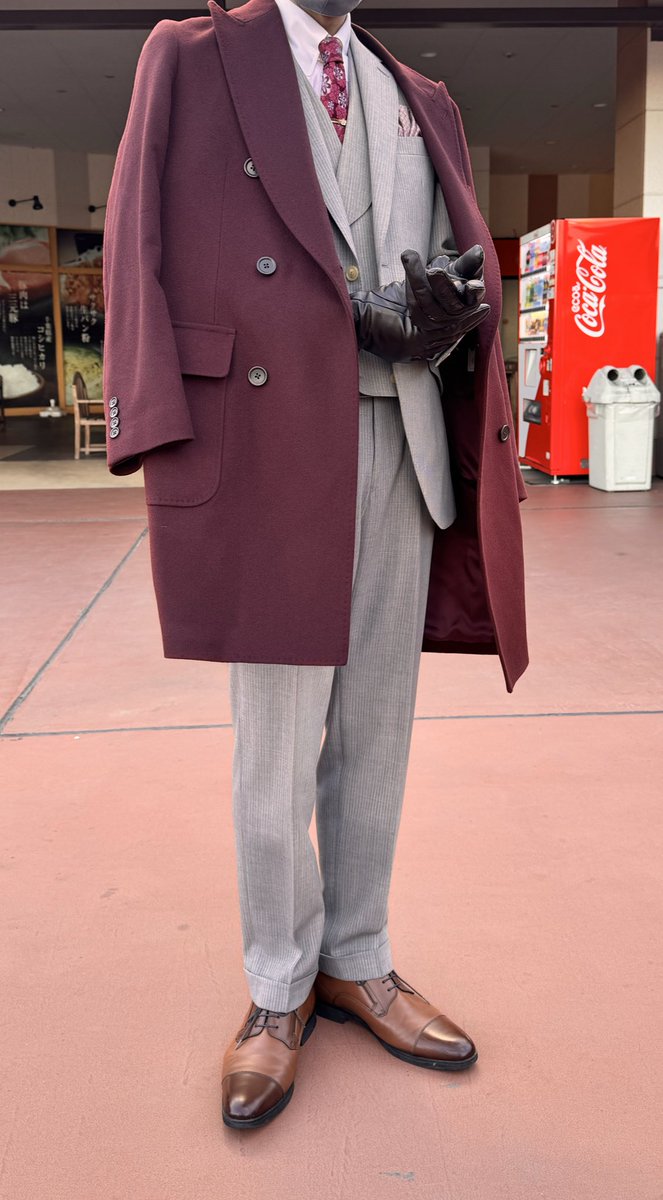 合わせてコートも買ったんだけどワインレッドでこの着方は他のプロデューサーに

・京893
・組長の娘の面倒を見る若頭
・お願いだからその格好で名刺交換しに行かないで欲しい

とんでもない言われようでした