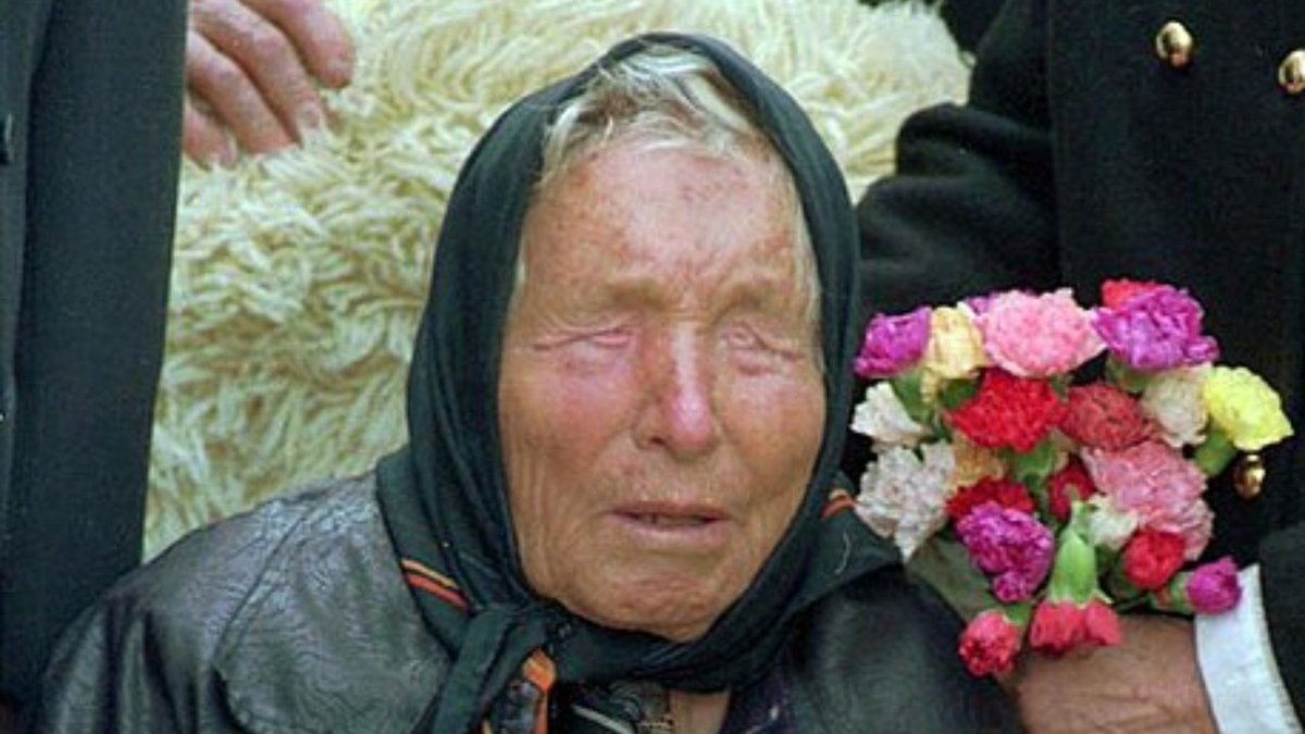 astronomiaum's tweet image. As previsões de Baba Vanga sugerem que 2026 poderá trazer o primeiro contato da humanidade com extraterrestres. Ela previu que uma enorme espaçonave se aproximaria da Terra, levando à comunicação com uma civilização avançada.