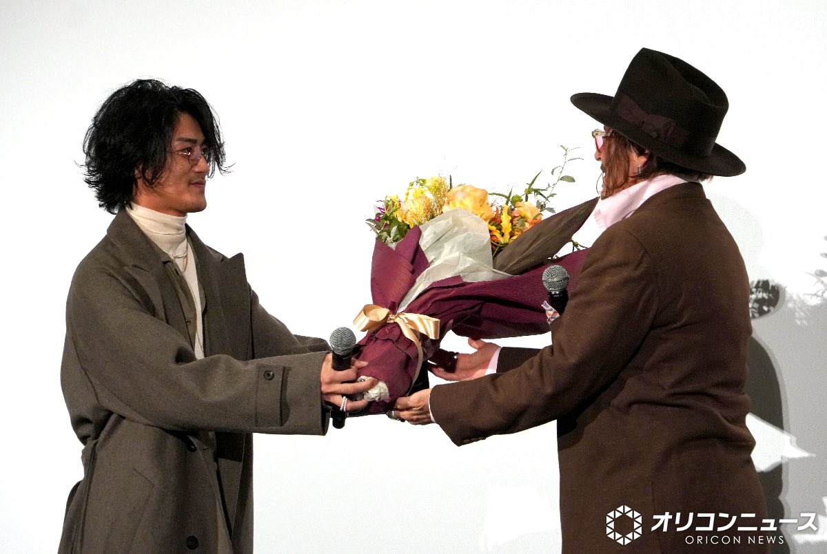 salapao_p17's tweet photo. วันนี้ (12/2) อาคานิชิ จิน (41ปี) ไปเซอร์ไพรส์ จอห์นนี่ เดปป์ (62ปี) ในงานพรีเมียร์ภาพยนตร์ Modigliani ที่จัดขึ้นที่โตเกียว เรื่องนี้เป็นผลงานการกำกับภาพยนตร์ในรอบ 25 ป�� ซึ่งมีกำหนดเข้าฉายเดือน 1 ปี 2026

พอจินมอบช่อดอกไม้ให้ จอห์นนี่ เดปป์ก็กอดแสดงความขอบคุณ และจินยังบอกอีกว่าเดี๋ยวคืนนี้เรามีนัดทานข้าวกันด้วยล่ะ😏