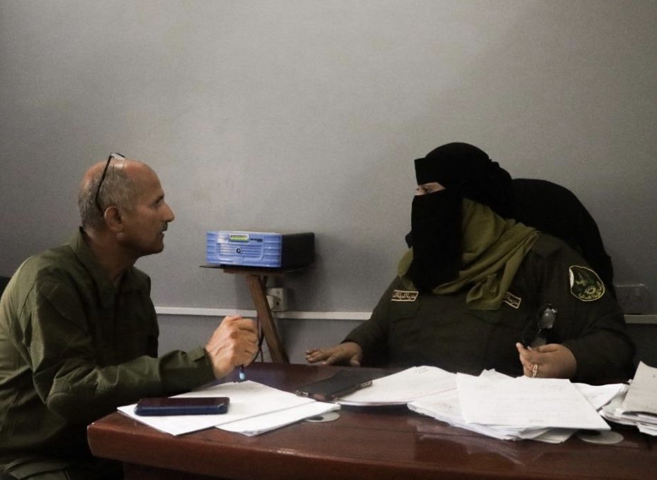 UKinYemen's tweet image. تواصل بريطانيا 🇬🇧 دعمها لتعزيز قدرات الشرطة في عدن 🇾🇪:
✅توسيع نظام التوثيق من 3 إلى 20 مركزا لرصد الجرائم ضد النساء
✅توثيق 1,349 قضية متعلقة بالعنف ضد النساء
✅محققات نساء يتولين اليوم التحقيقات ومتابعة القضايا الجنائية

العدالة قيمة أساسية لدينا، وسنواصل دعم لليمن.
@FCDOArabic