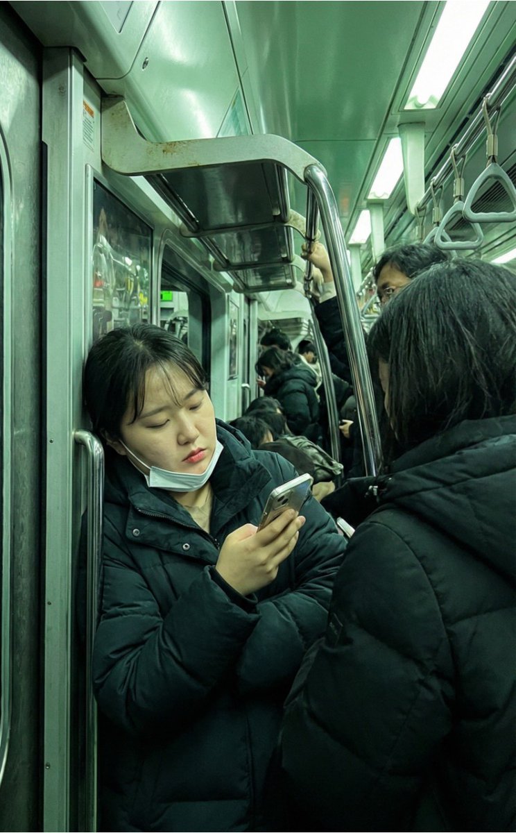 0happyjin00's tweet image. 제미나이 나노 바나나 AI 실사 사진 퀄리티 ㄷㄷ

글자는 아직 깨지는게 있는거 같은데 사람 표현은 이제 구분하기 힘들 듯